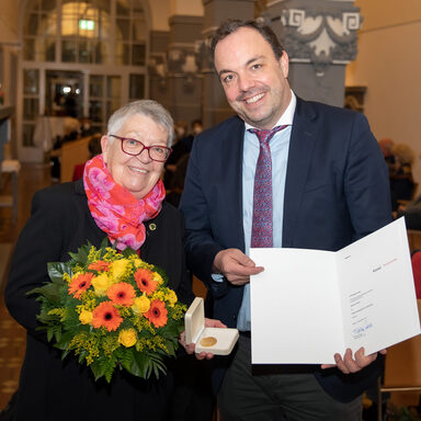 Rosemarie Rohde (links) und Christian Geselle (Oberbürgermeister Stadt Kassel)