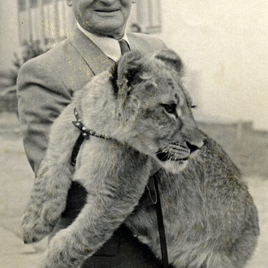 Willi Seidel mit Löwe auf dem Arm