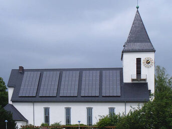 Kirche mit Solardach