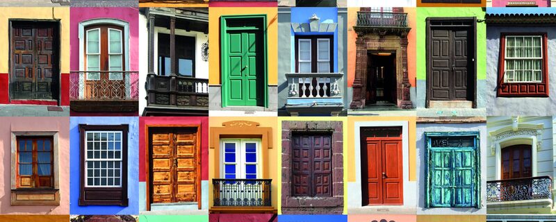 Collage mit vielen farbenfrohen Haustüren und Fenstern
