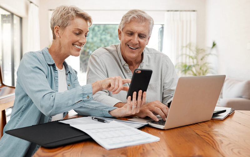 Aufnahme eines älteren Paares, welches Online ihre Anträge stellt.