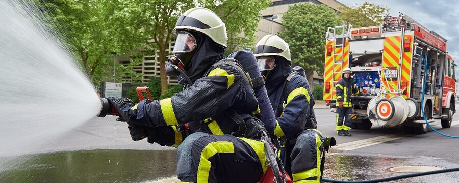 Feuerwehrmann löscht mit Wasser
