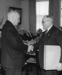 Fritz Catta (links) gratuliert einer weiteren Person