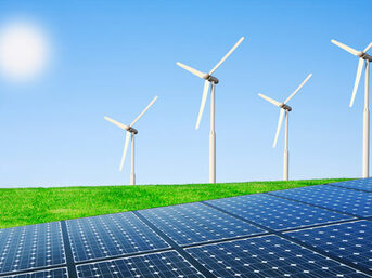 Windkraftanlagen und Sonnenkollektoren im Feld