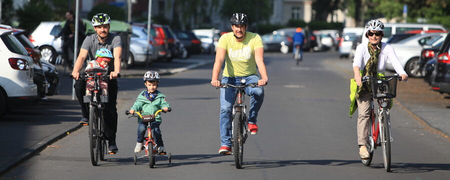 Kinder und Erwachsene mit dem Fahrrad unterwegs