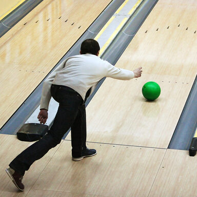 Green sphere sliding on a path in bowling