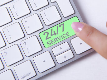 Beschriftung 24/7 Service auf einer Tastatur